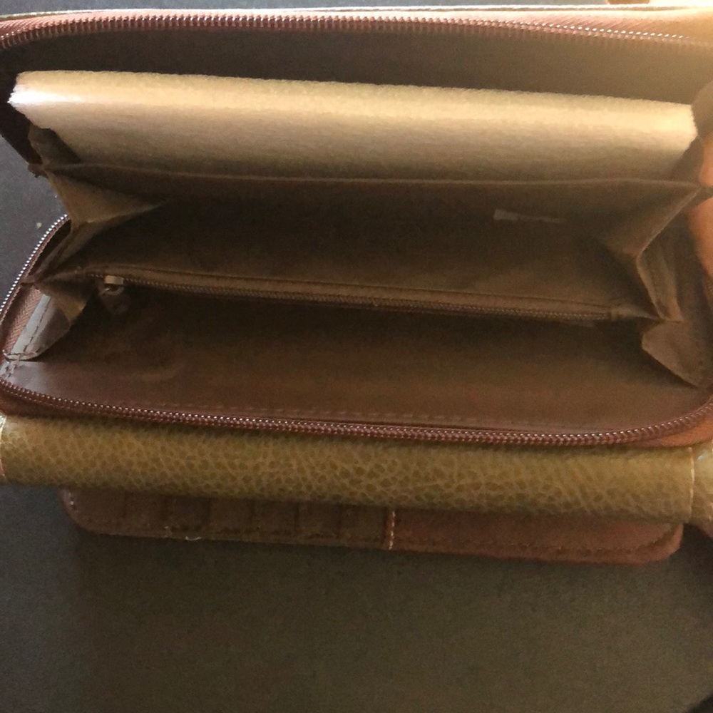 Beautiful wallets!!🌺 - Picture 3 of 8